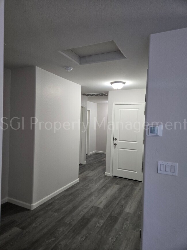 Building Photo - 1048 W Verde Ln