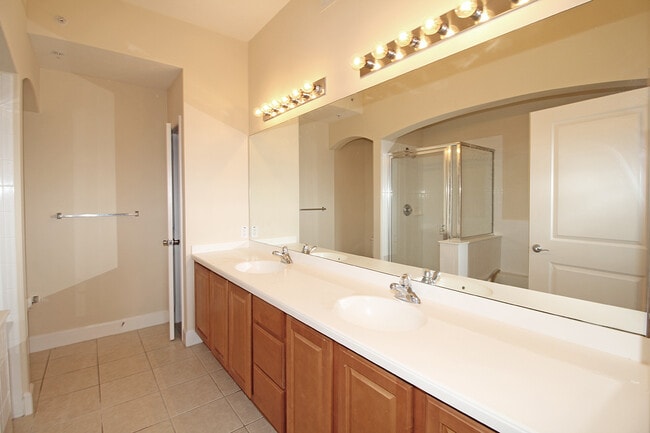 Building Photo - Top Floor 3/2 Condo in Artisan Park