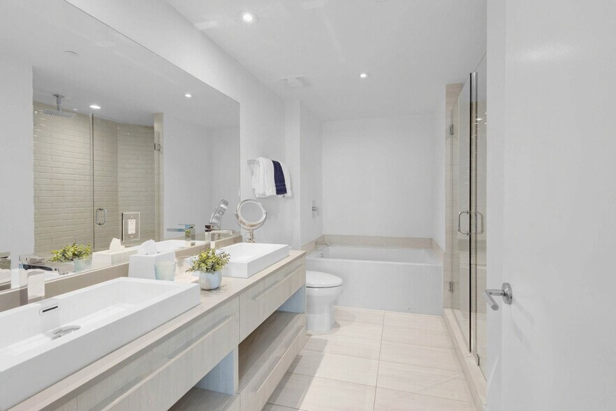 Building Photo - 4010 S Ocean Dr