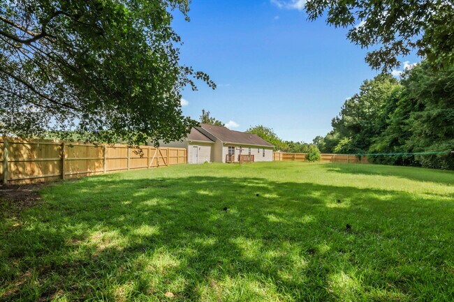 Building Photo - "Charming 3-Bedroom Sanctuary with 2 Full ...