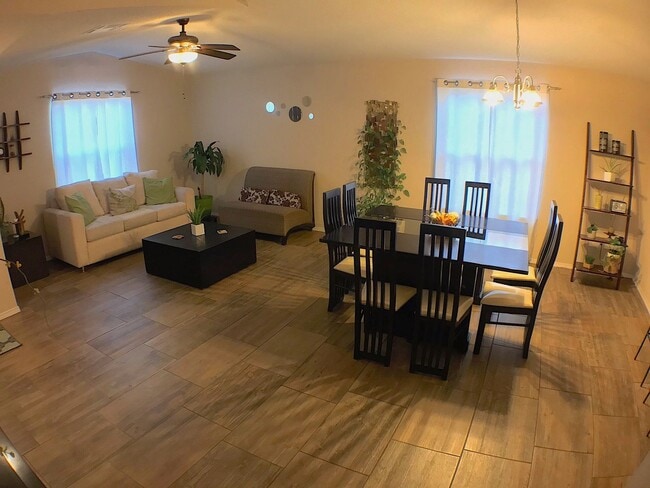 Building Photo - East El Paso 3bed/2bath Refrig A/C!