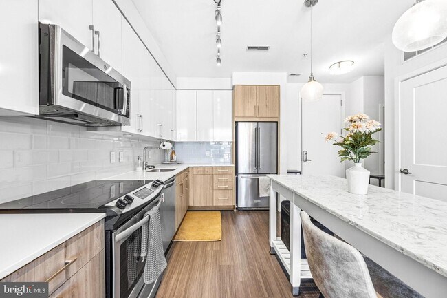 Building Photo - 145 Riverhaven Dr