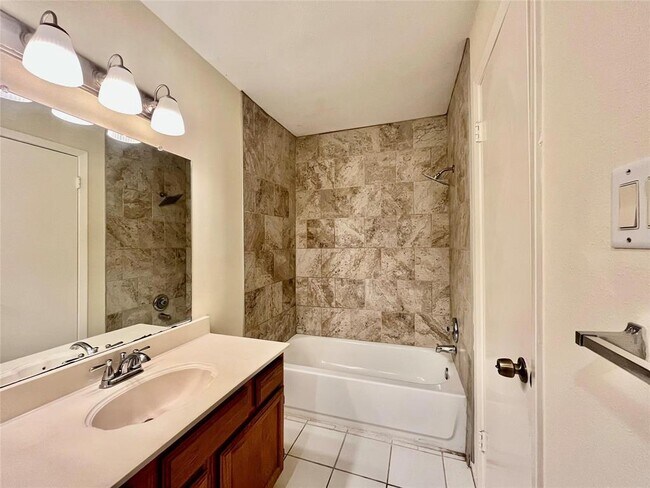 Building Photo - 3038 Sam Houston Dr