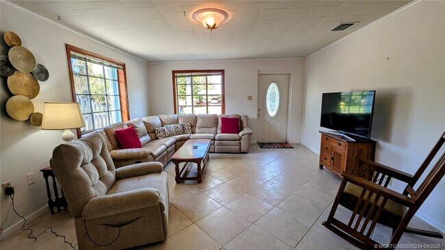 Building Photo - 1097 NE Kubin Ave