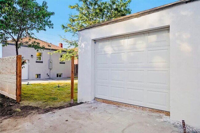 Building Photo - Beautiful 2 Bed 2 Bath With Bonus Living Space in Denver's Clayton Neighborhood