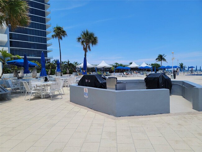 Building Photo - 2030 S Ocean Dr