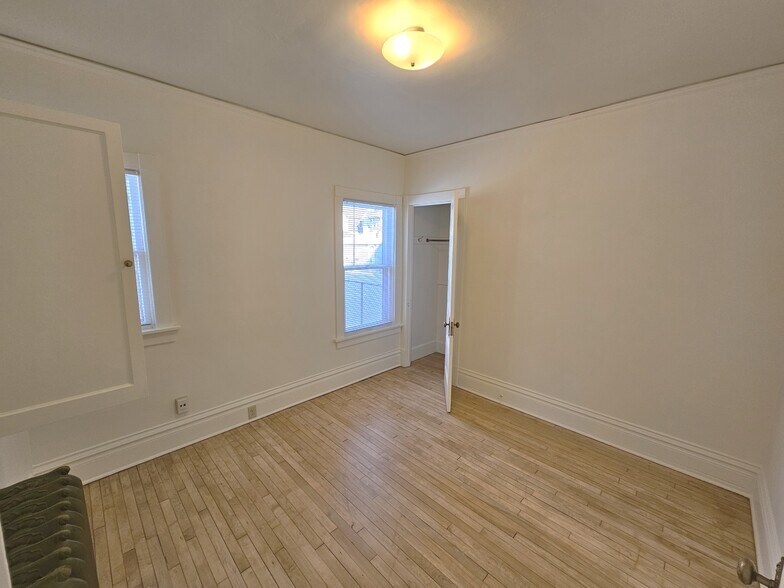 Building Photo - 1902 E Newberry Blvd