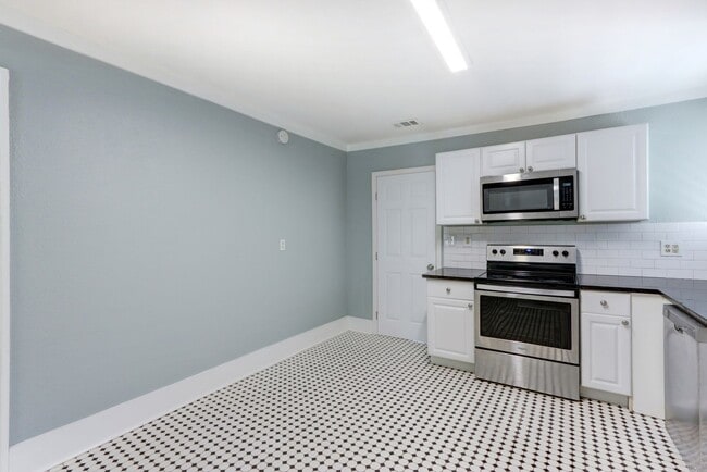 Building Photo - Four Bedroom - Two Bathroom - Single Famil...