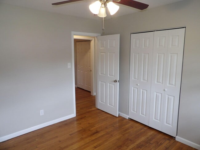 Building Photo - 286 Zandale Dr