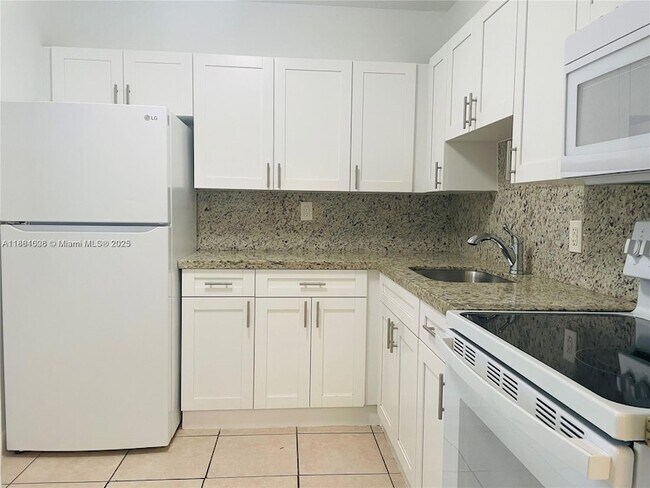 Building Photo - 9440 Fontainebleau Blvd