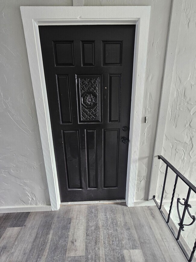 Building Photo - Like new large 2 bedroom apt coming available!