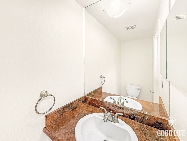 Building Photo - Updated 2BR/1.5BA Condo in Spring Valley Available Now!