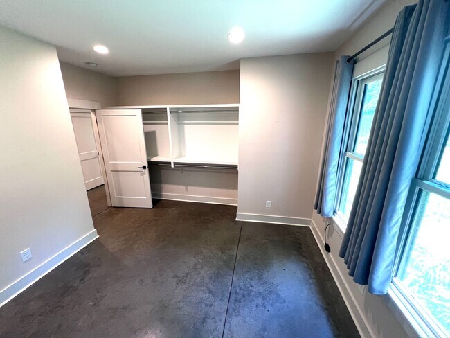 Building Photo - Simple yet tasteful living in East Nashvil...
