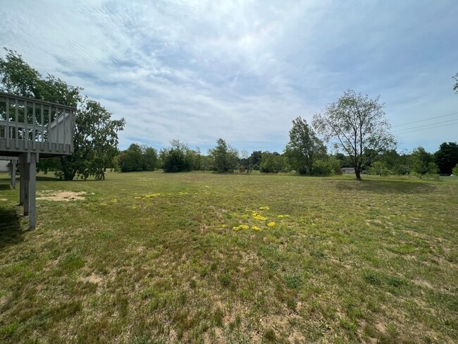 Building Photo - Bright & Beautiful 3-Bedroom Spacious, Mov...