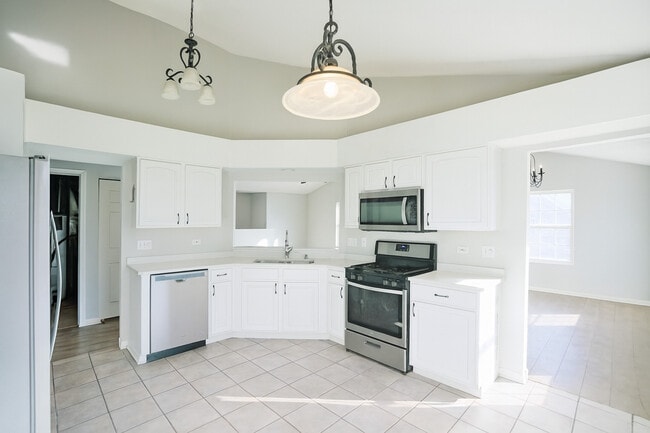 Building Photo - 2866 Stonewater Dr