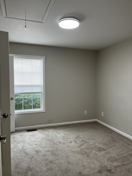 Building Photo - 176 Deerfield Ct
