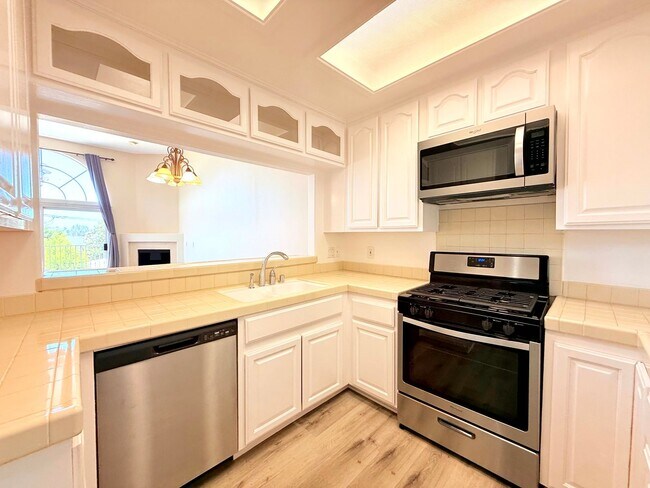 Building Photo - Gorgeous Spacious 2 Bedroom - 2 bath top f...