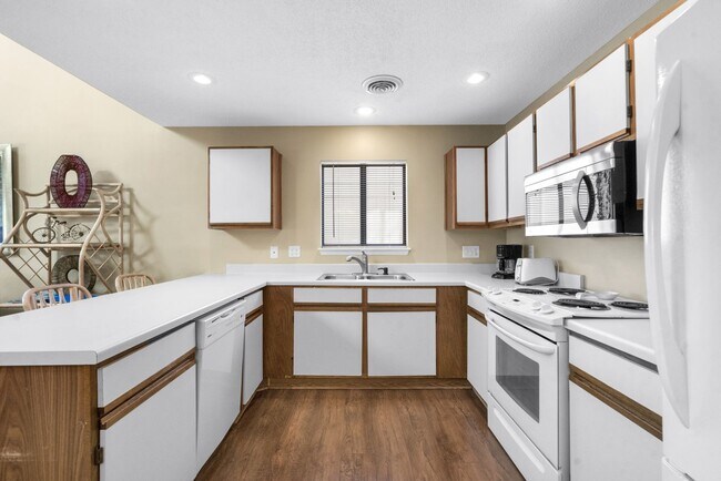 Building Photo - ***Free Utilities ** Seasonal Rental Avail...