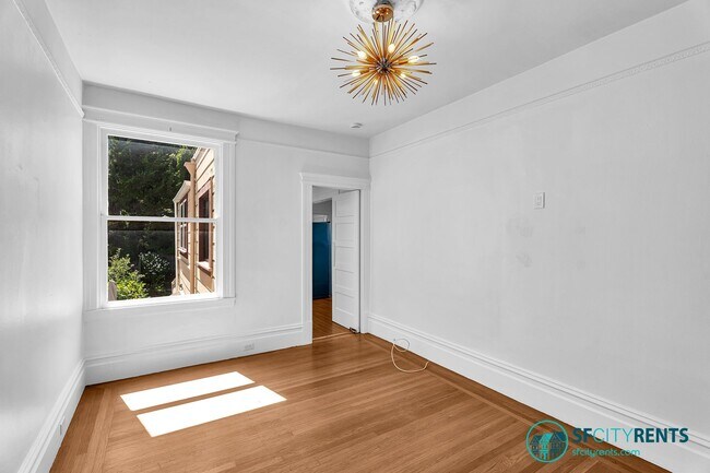 Building Photo - Castro/Eureka Valley: Top Floor Flat w/ in-unit W/D & Shared Yard