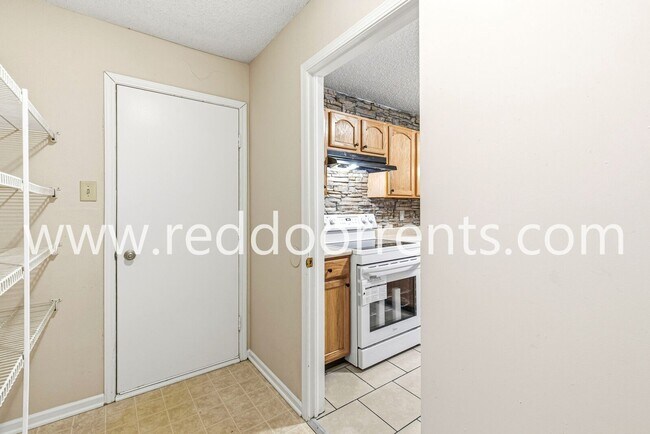 Building Photo - Modern Living in Greenfield