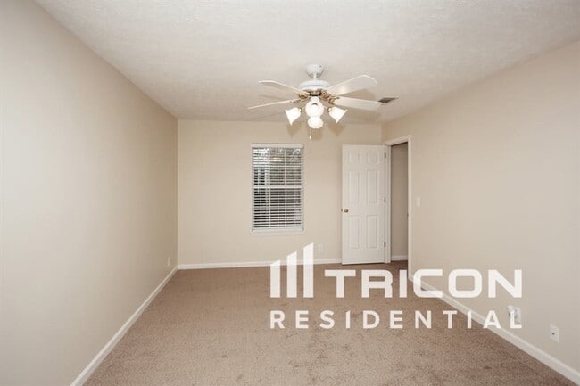 Building Photo - 2041 Glastonbury Dr