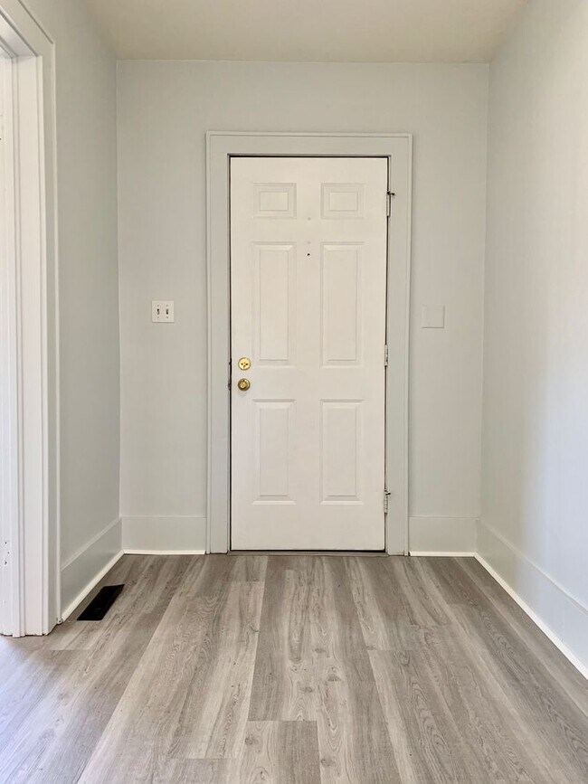 Building Photo - 1880 Sanford St