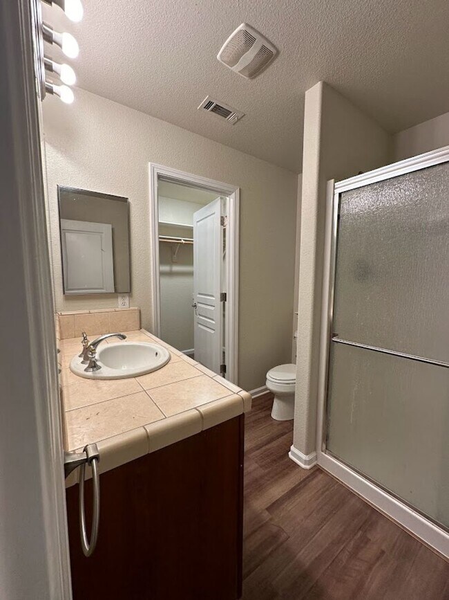 Building Photo - Well maintained home in desirable neighborhood!