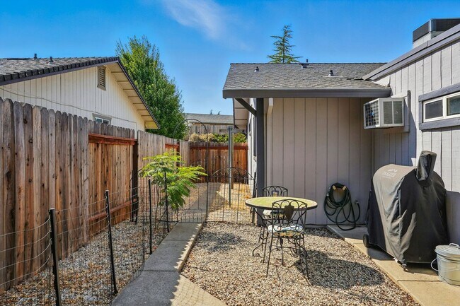 Building Photo - Single-Story 3 Bedroom Home in Quiet El Dorado Cul-De-Sac! Dog Friendly!