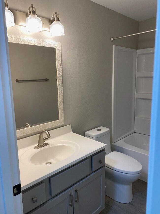 Building Photo - Newly Remodeled 2-Bedroom Apartment in Ore...