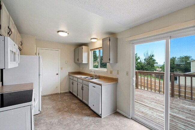 Building Photo - 465 Saddlemountain Rd