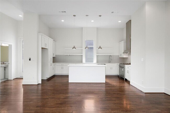 Building Photo - 1539 W 23rd St