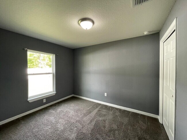 Building Photo - **Beautiful 3 Bd 2 Bath!! AVAILABLE AFTER JUNE 15TH**
