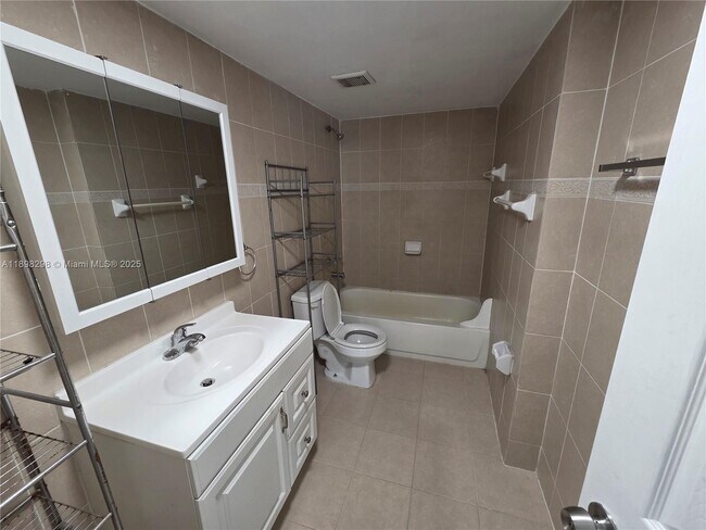 Building Photo - 10000 NW 80th Ct