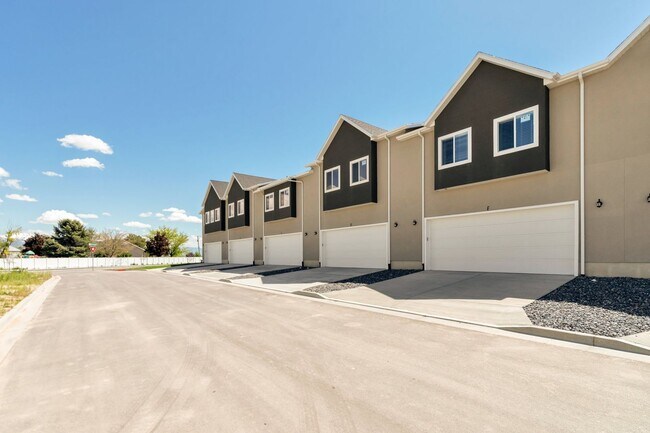 Building Photo - 2881 S Bluff Rd