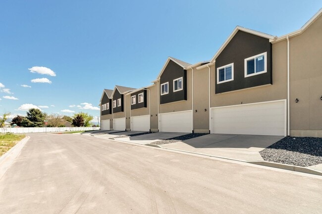 Building Photo - Enormous 3 Bed - 2 Bath Pet Friendly Townhome with Large Unfinished Basement! - Available on Augu...
