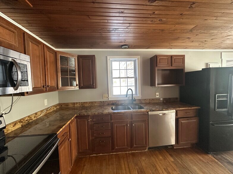 Kitchen - 179 Maple Ave