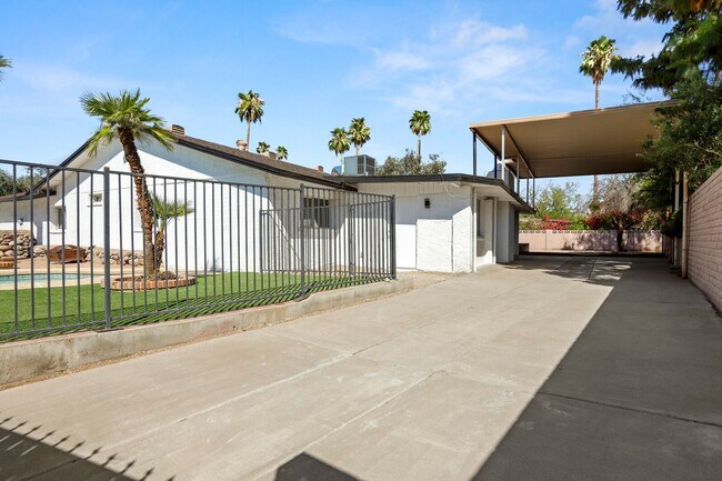 Building Photo - Prime ASU Location 5BR Home with Pool & Garage