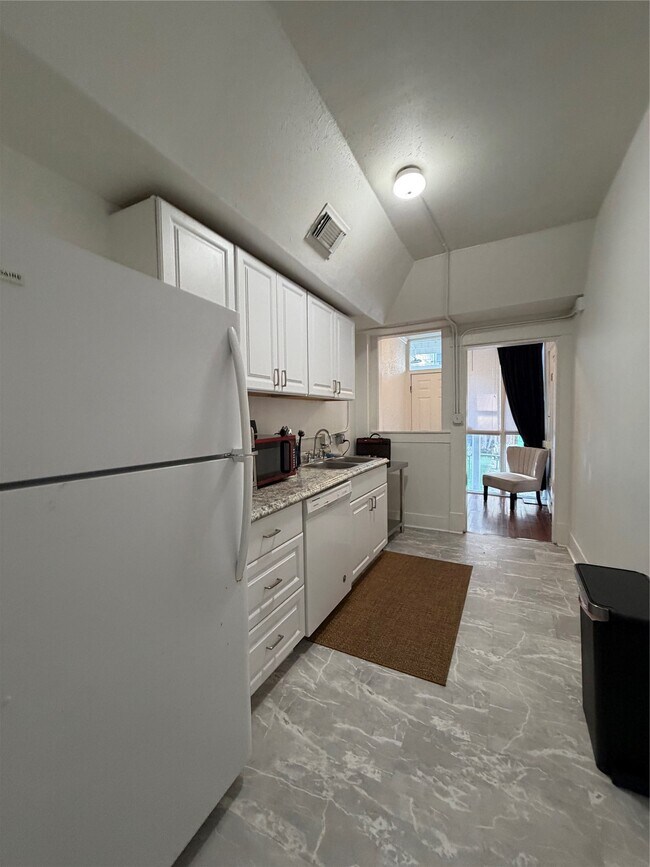 Building Photo - 402 Hyde Park Blvd