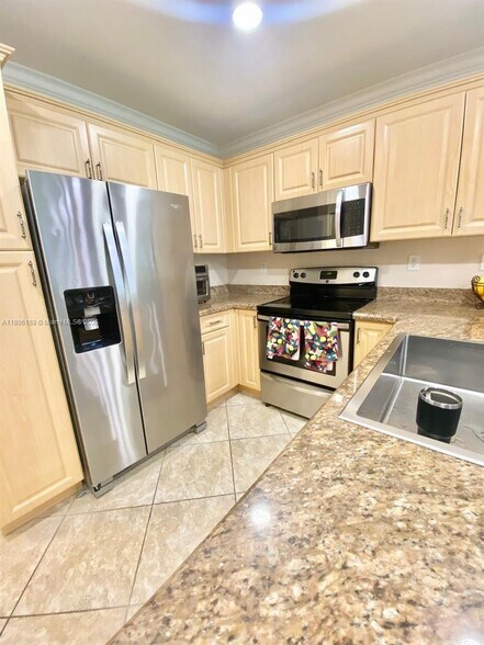 Building Photo - 4935 SW 66th Ter