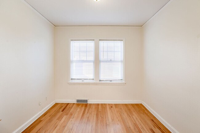 Building Photo - Charming 3 Bedroom Duplex In Prime Location!!