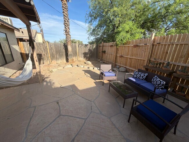 Building Photo - 2 Bedroom 2 bath private enclosed yard for
