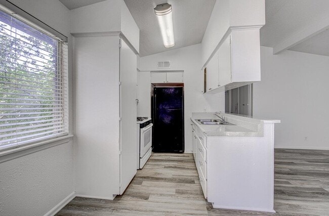 Building Photo - 2506 Manor Cir
