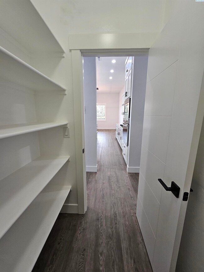 Building Photo - Rambler/Basement with Territorial Views