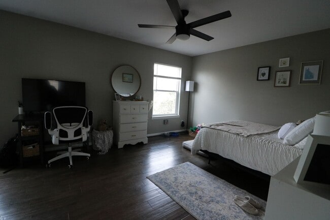 Building Photo - Awesome 4 bedroom duplex located in quite neighborhood