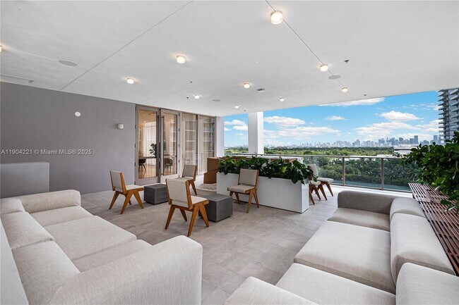 Building Photo - 2678 Tigertail Ave