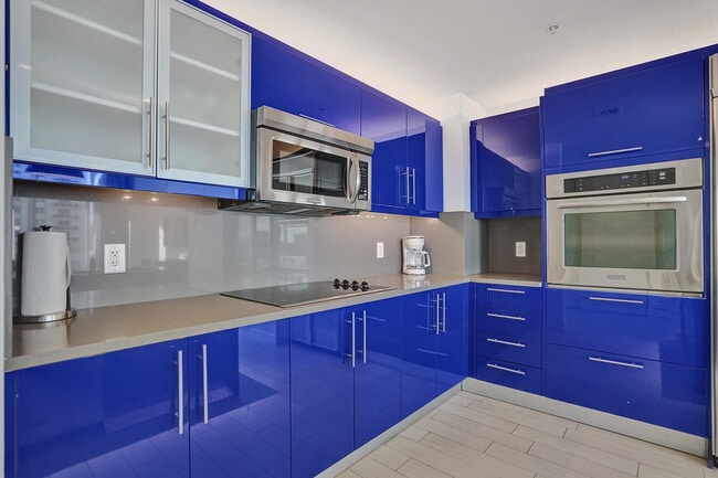 Building Photo - 3101 Bayshore Dr