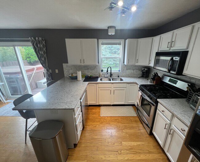 Building Photo - 2596 Lenwood Ln NE