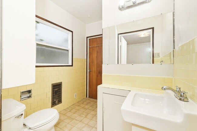 Building Photo - 420 Carrillo St