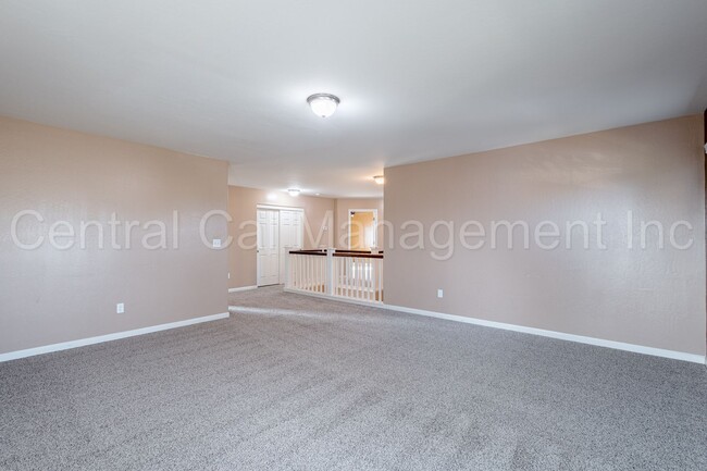 Building Photo - Large 4 Bedroom/2.5 Bath Home with a Large Loft - $2795 Per Month!