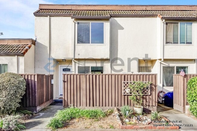 Building Photo - 1805 Primavera Dr